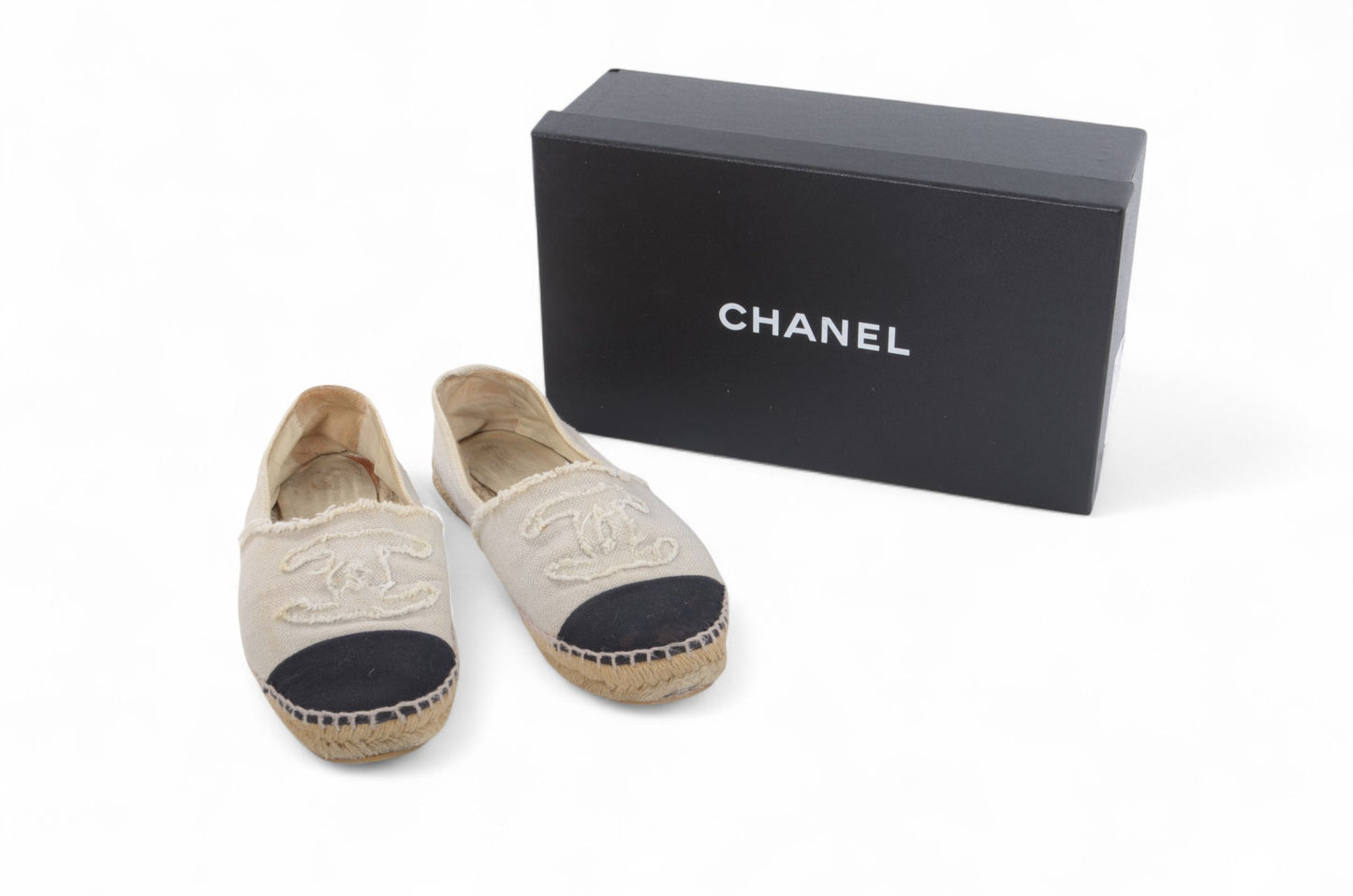 Chanel Interlocking CC Logo Espadrilles Flats Shoes White/Black Canvas CC Cap Toe Espadrille Flats Size 37