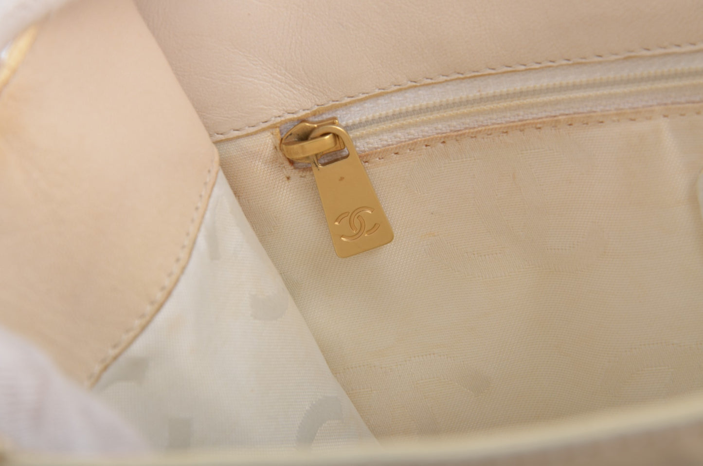 Chanel CC Vintage Camellia Perforated Tote Patent Leather Handbag Shoulder Bag Beige Flowers Designer Classic Authentic