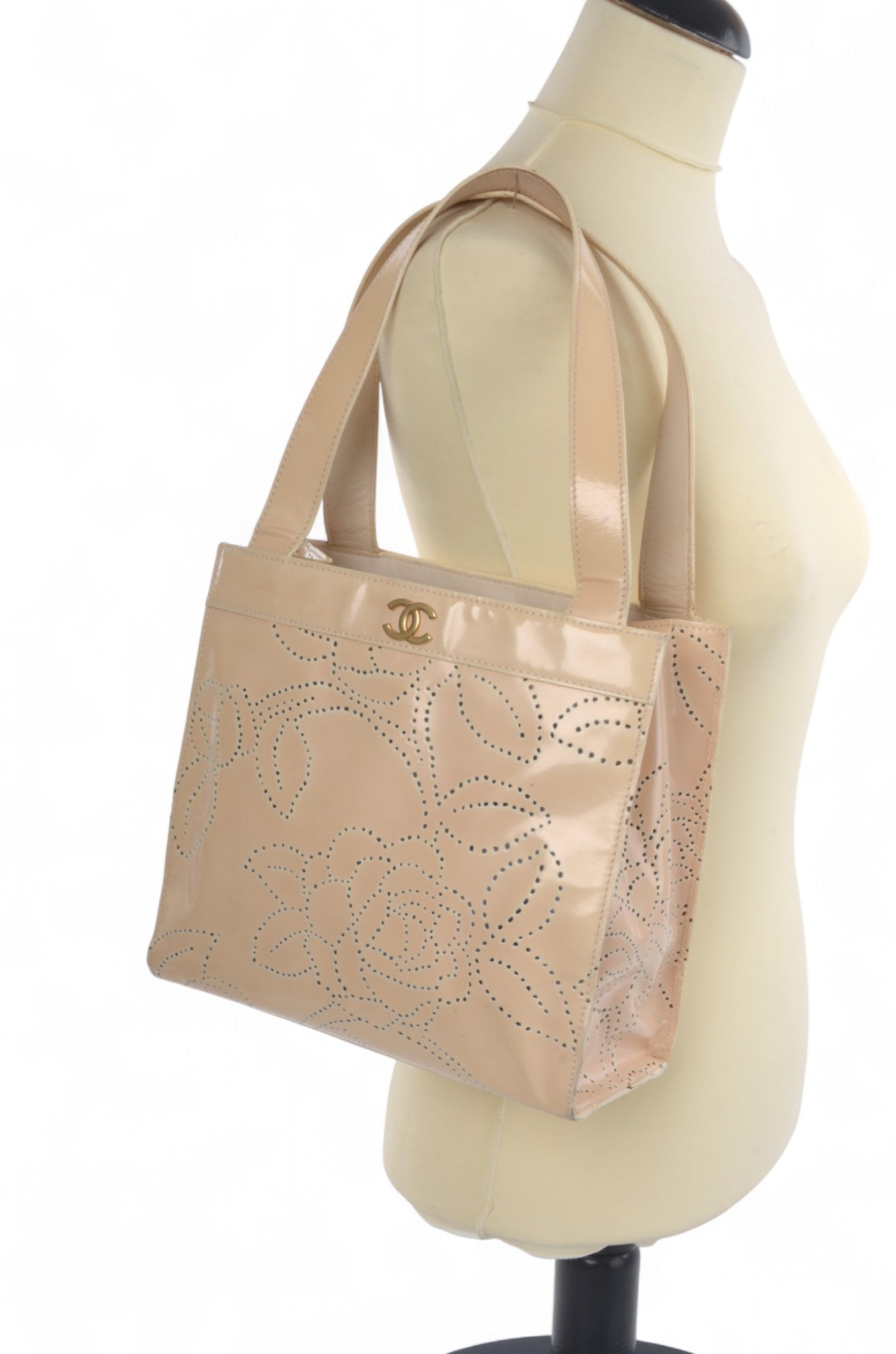 Chanel CC Vintage Camellia Perforated Tote Patent Leather Handbag Shoulder Bag Beige Flowers Designer Classic Authentic