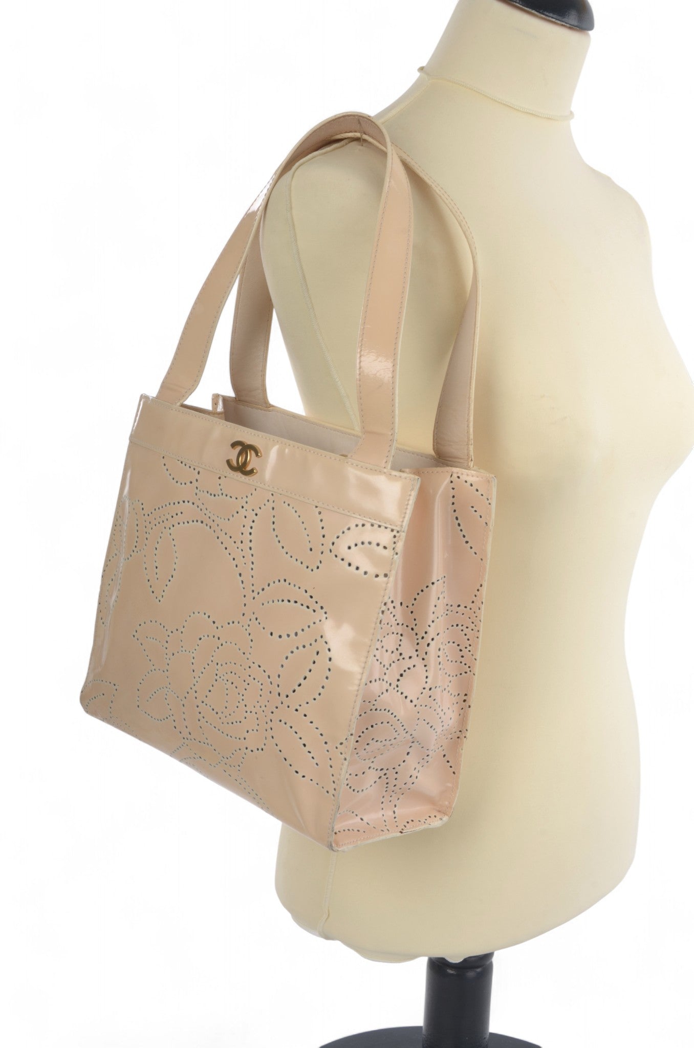 Chanel CC Vintage Camellia Perforated Tote Patent Leather Handbag Shoulder Bag Beige Flowers Designer Classic Authentic